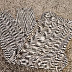 E6🔹️Old Navy Black and White Plaid Ankle Pants